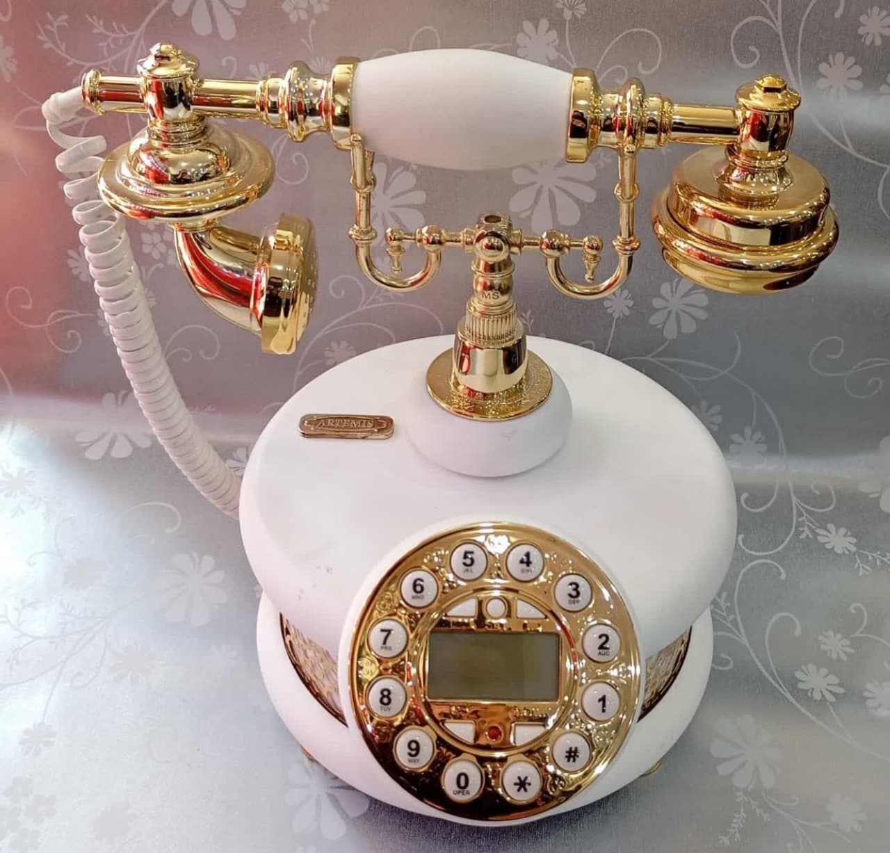 تصویر از تلفن رومیزی