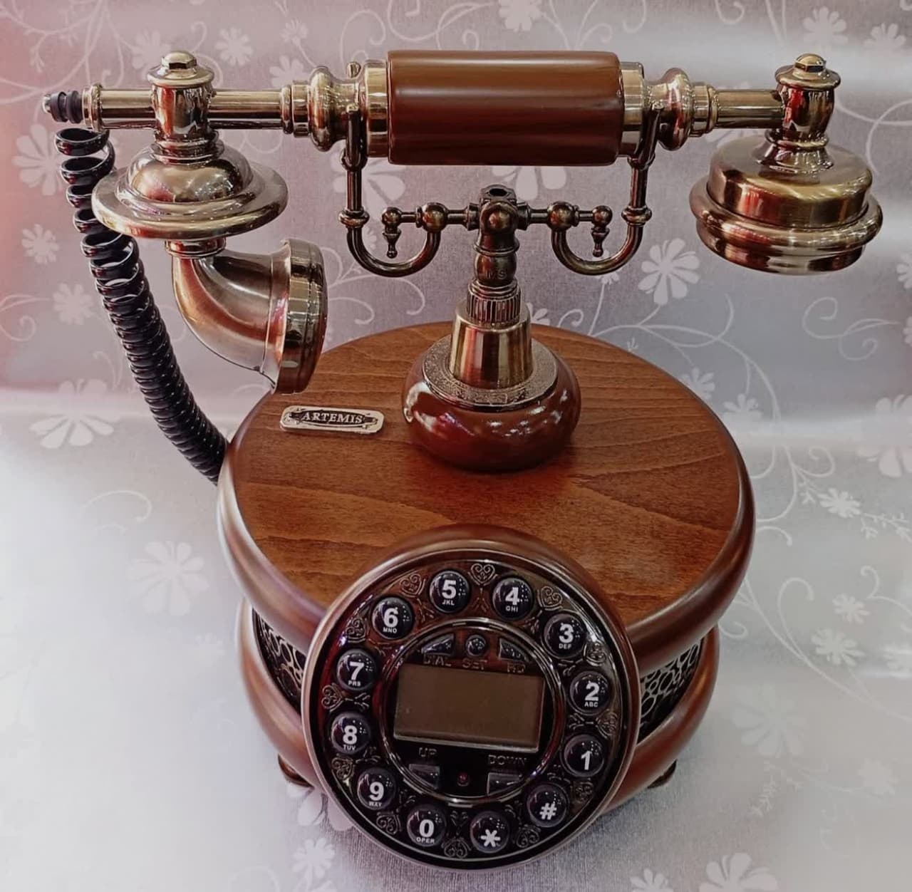 تصویر از تلفن رومیزی